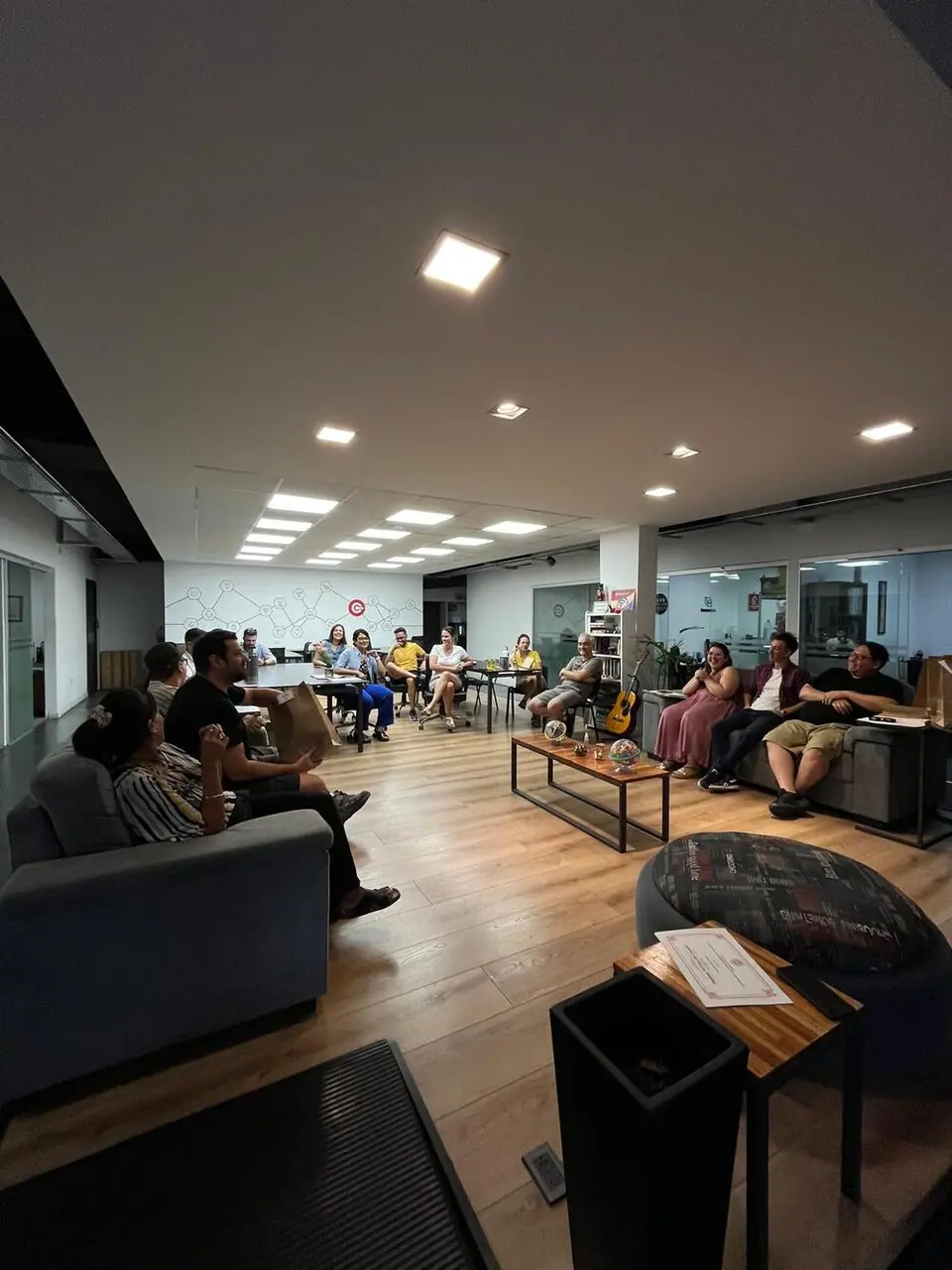 Encuentro de la comunidad: personas sentadas en los sillones y mesas del espacio común