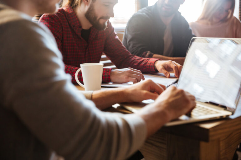 Espacios que inspiran: cómo el coworking potencia tu creatividad