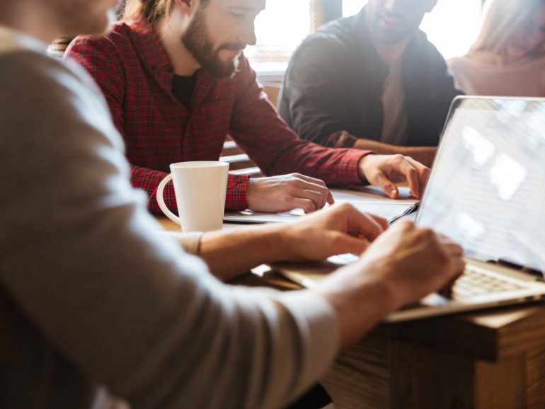Espacios que inspiran: cómo el coworking potencia tu creatividad